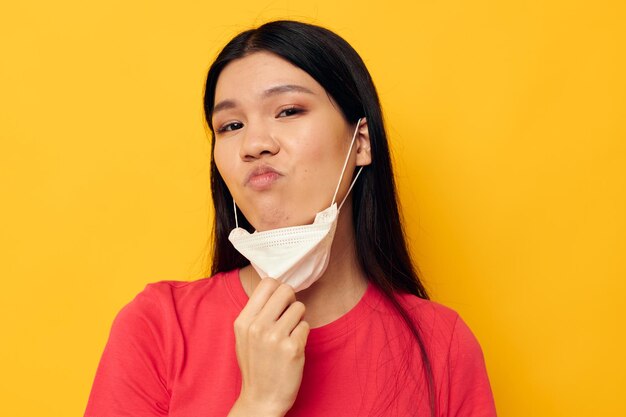 Donna con aspetto asiatico maschera medica sicurezza sfondo isolato inalterato