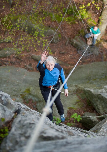 Donna con attrezzatura da arrampicata