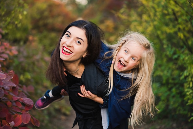 Donna con bambina divertendosi nel parco