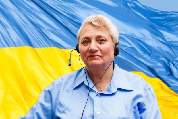 Donna con bandiera ucraina sullo sfondo guardando la fotocamera Concetto di stare con la nazione ucraina in guerra con la Russia