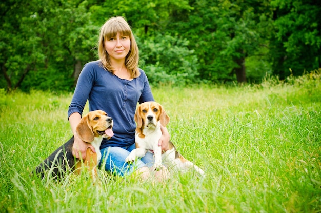 Donna con beagle