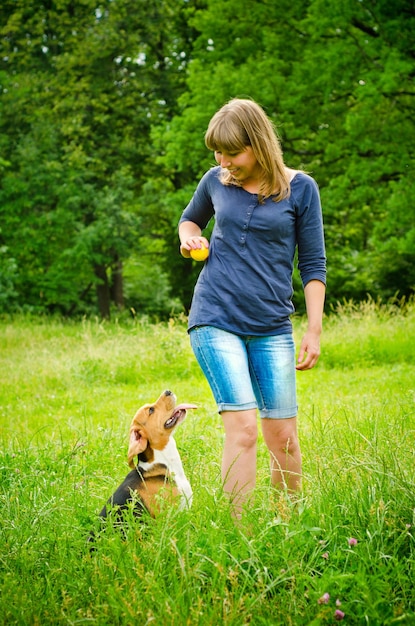 Donna con beagle