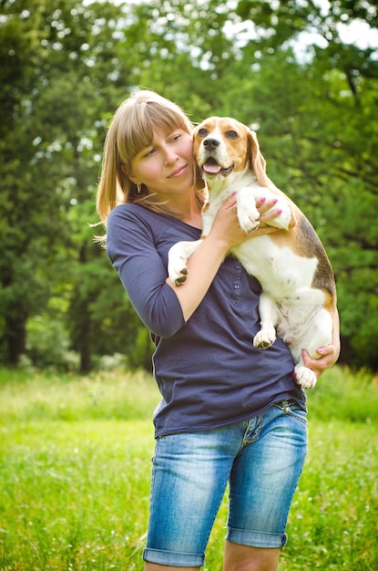 Donna con beagle