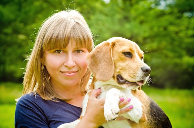 Donna con beagle