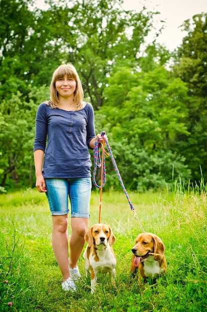 Donna con beagle