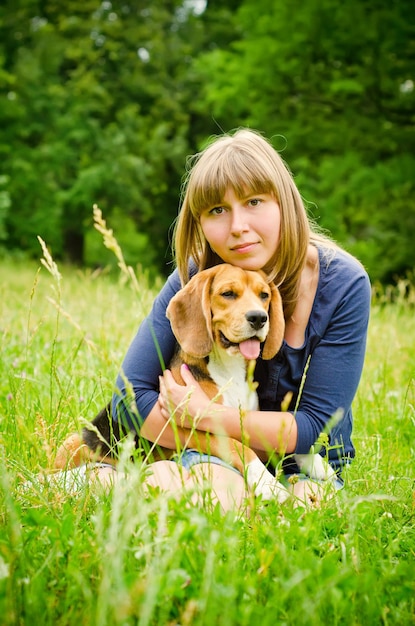 Donna con beagle