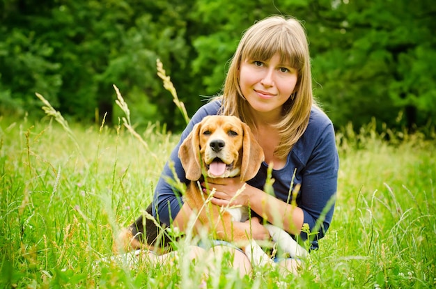 Donna con beagle