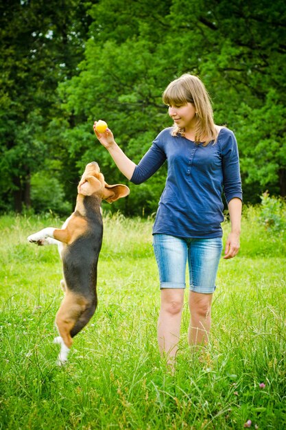 Donna con beagle