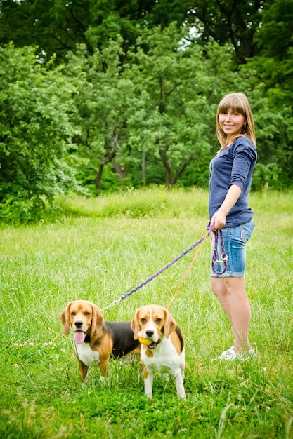 Donna con beagle