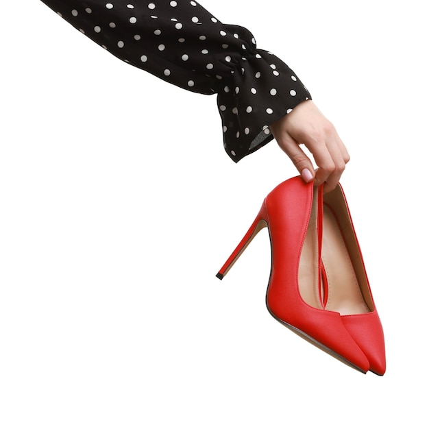 Donna con belle scarpe rosse su uno sfondo bianco in primo piano