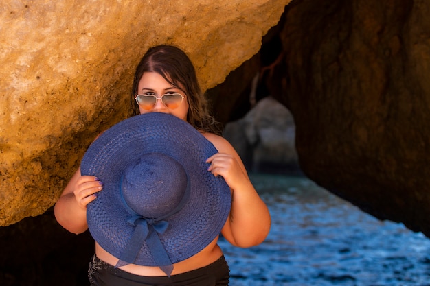 Donna con bikini nero