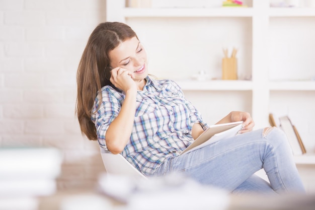 Donna con blocco note sul telefono