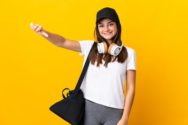 Donna con borsa sportiva in studio