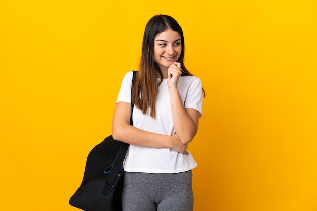 Donna con borsa sportiva in studio