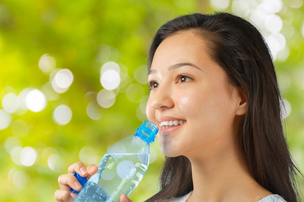 Donna con bottiglia d'acqua