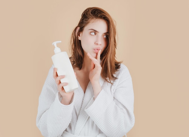 Donna con bottiglia di balsamo shampoo e balsamo Prodotto di bellezza