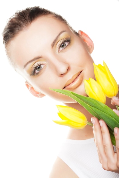 Donna con bouquet di tulipani gialli