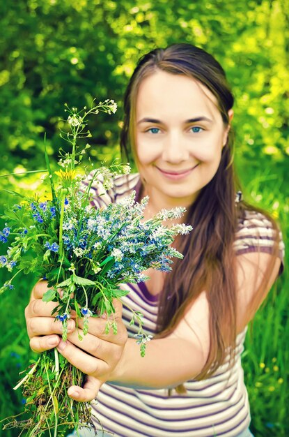 Donna con bouquet