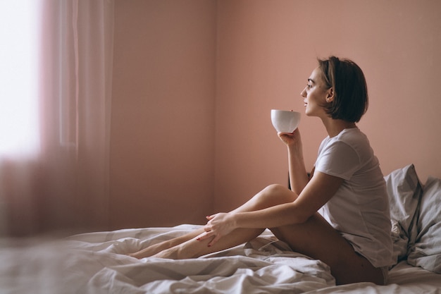 Donna con caffè a letto