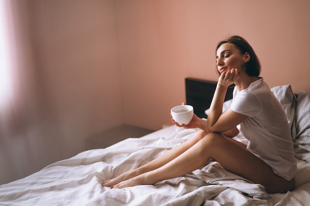 Donna con caffè a letto