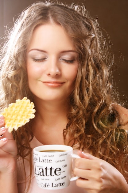 donna con caffè e biscotti, colpo dello studio