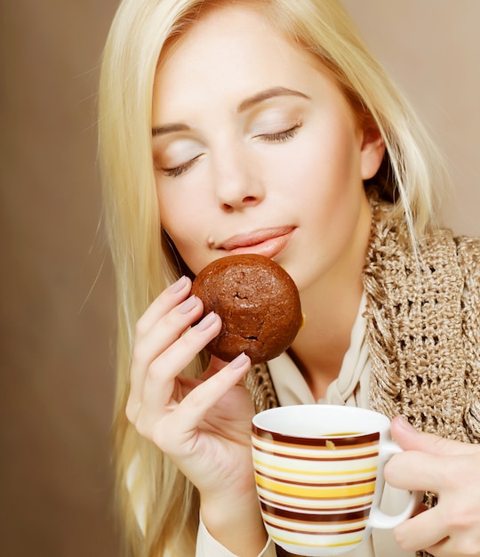 Donna con caffè e biscotti