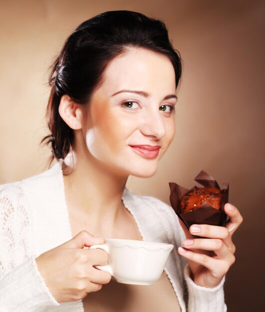 Donna con caffè e biscotti