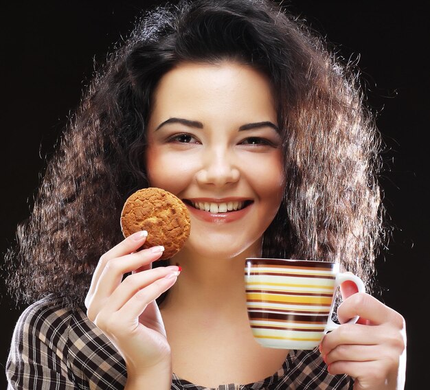 Donna con caffè e biscotti