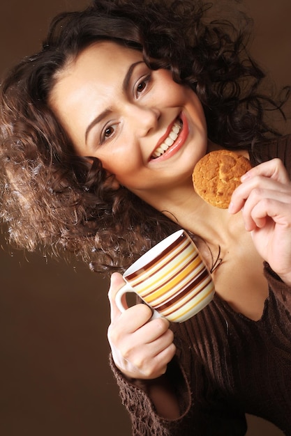 Donna con caffè e biscotti