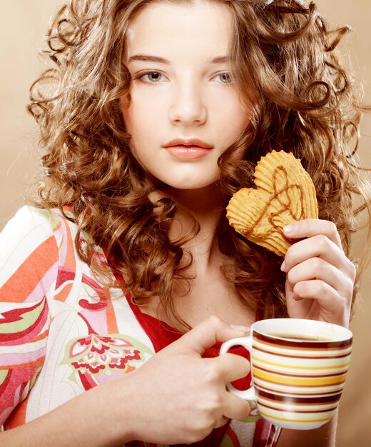 Donna con caffè e biscotti