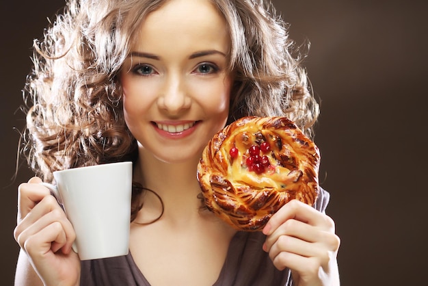 Donna con caffè e dessert