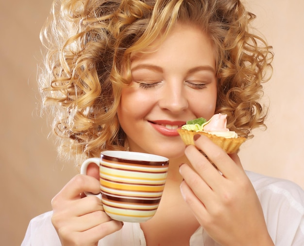 Donna con caffè e dessert