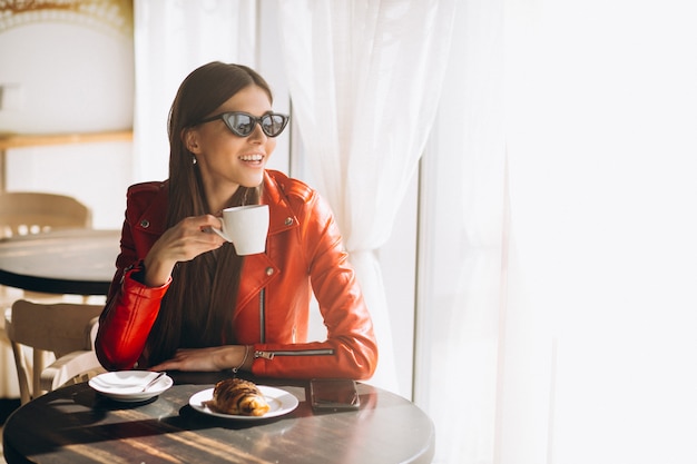 Donna con caffè in un bar