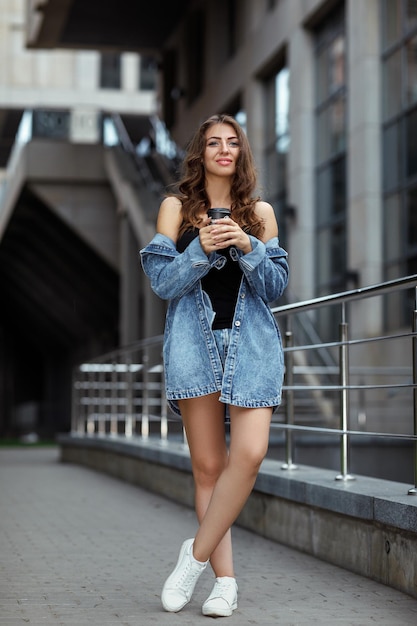 Donna con caffè per strada