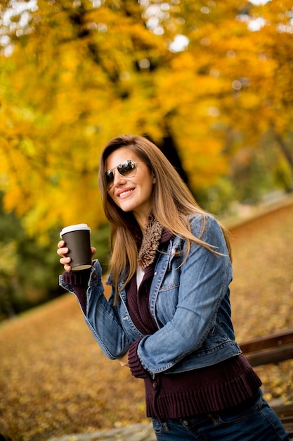 Donna con caffè