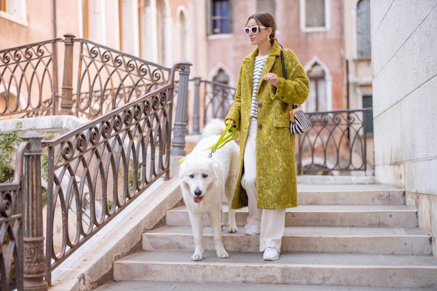 Donna con cane che viaggia a venezia italia