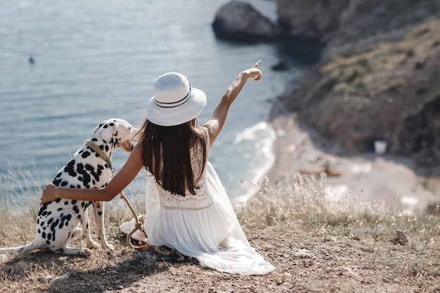 donna con cane dalmata all'aperto