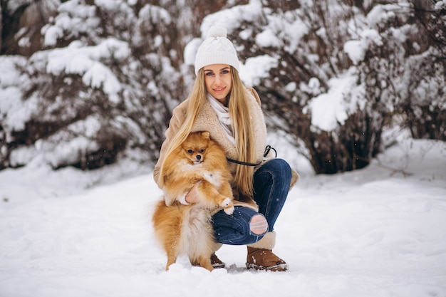 Donna con cane in inverno