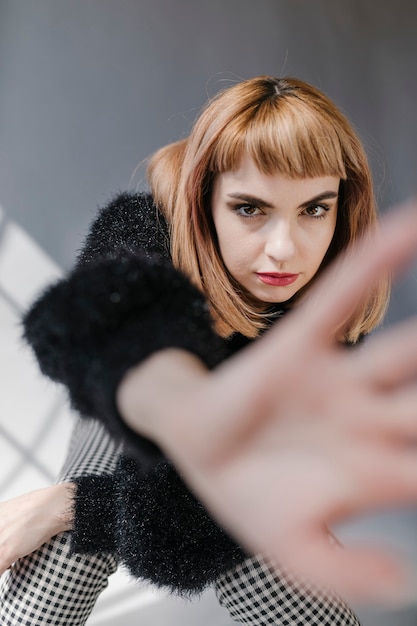 Donna con capelli corti castani in un servizio fotografico in studio