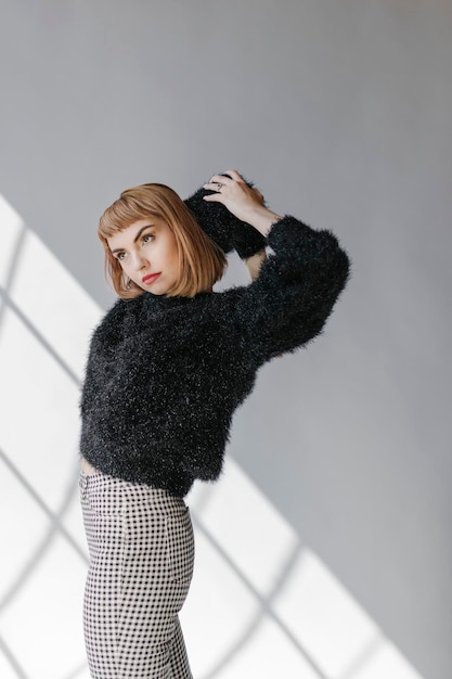 Donna con capelli corti castani in un servizio fotografico in studio