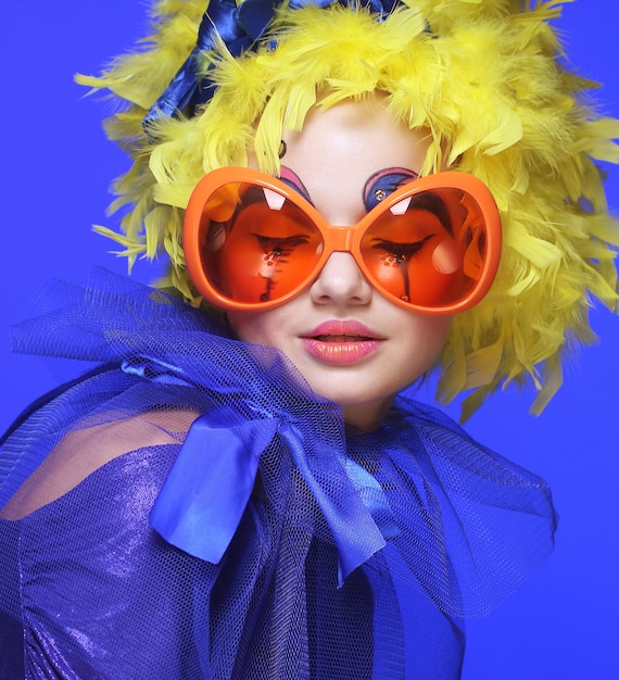 Donna con capelli gialli e occhiali da carnevale