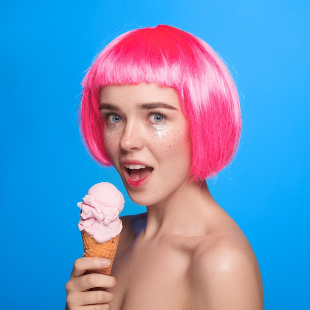 Donna con capelli rosa e gelato