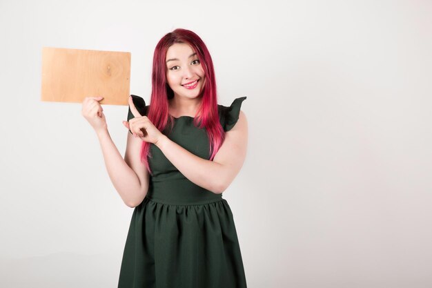 Donna con capelli rosa sul libro bianco della holding