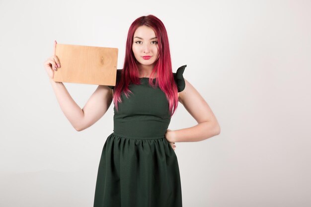 Donna con capelli rosa sul libro bianco della holding