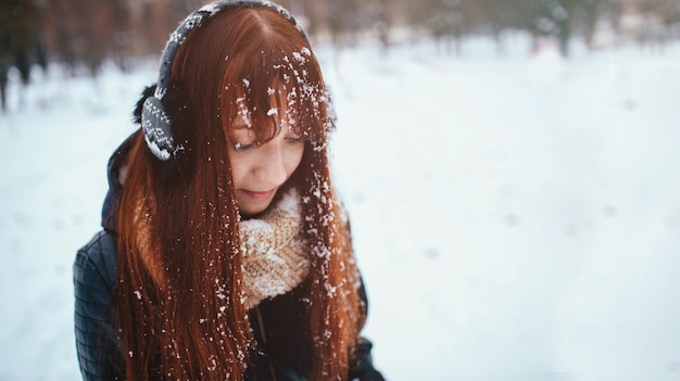 Donna con capelli rossi nella neve