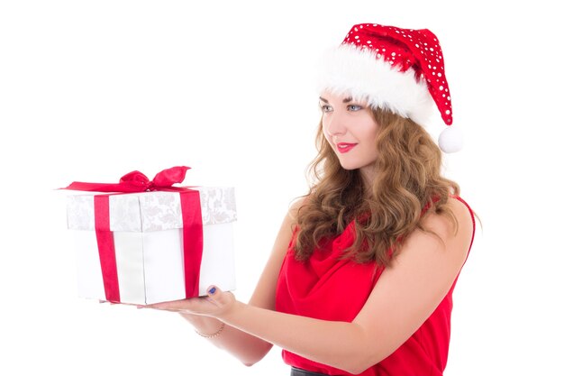Donna con cappello da Babbo Natale con regalo di Natale isolato su sfondo bianco