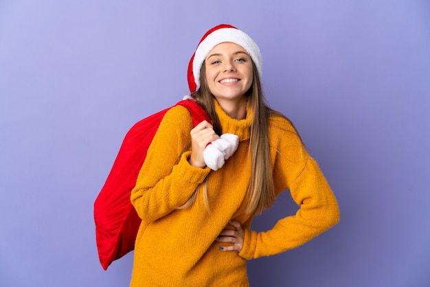 donna con cappello di natale e santa borsa