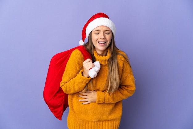 donna con cappello di natale e santa borsa