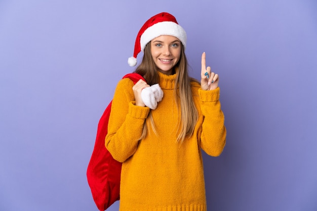 donna con cappello di natale e santa borsa