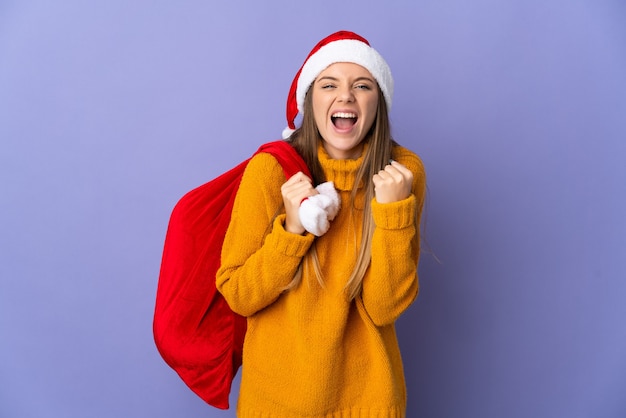 donna con cappello di natale e santa borsa